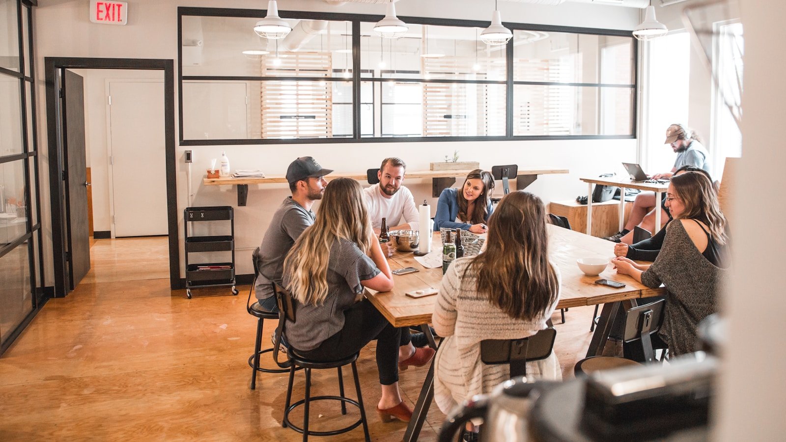 Pessoas reunidas para compartilhar ideias em um espaço colaborativo.